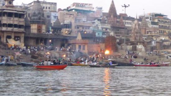 Wir fahren aber erst nochmal zum Manikarnika-Ghat, wo noch einige Feuer brennen