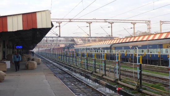 Bahnhof Varanasi, 7:10 Uhr, ich warte seit über 2 Stunden auf den Zug aus Delhi..