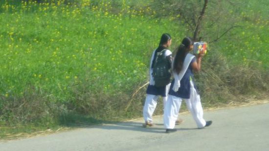 Ja, seht mal, liebe Kinder in Deutschland (und andserswo): ohne Bus, ohne Mamma und Papa kann man auch zur Schule kommen (und glaubt mir, die ist ein paar Kilometer Entfernt)