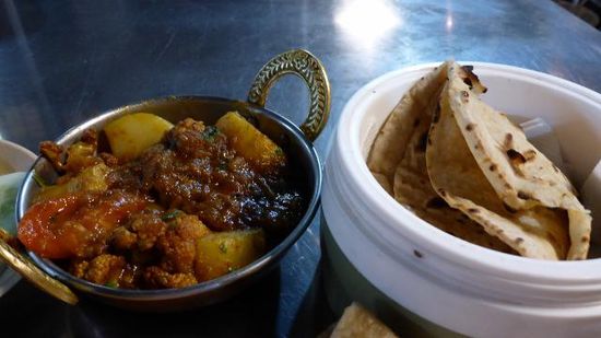 Zum Abendessen gibt es aloo gobhi (Kartoffeln mit Blumenkohl) , lecker!!
Und damit endet der erste Bericht aus Kolkata. Die Stadt macht auf mich einen wesentlich saubereren, freundlicheren Eindruck als z.B. Delhi oder Varanasi.
