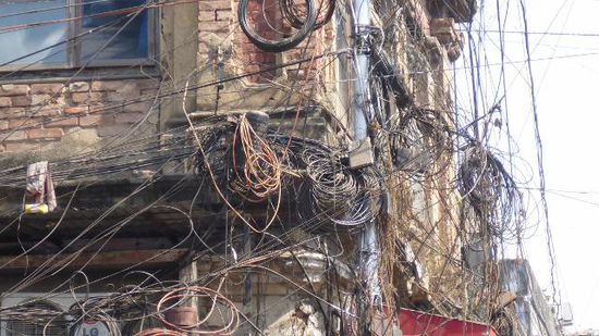 und fast überall dieses Chaos, das hier überhaupt elektrisch was funktioniert, grenzt an ein Wunder (oder sehr gute Elektriker)