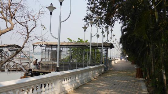 Eine (teilweise) sehr schöne Uferpromenade, leider war die Sicht über dem Fluß diesig.