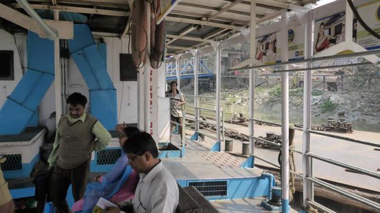 Dann auf die Fähre, zum Glück in die richtige Richtung, die entgegenkommende war total überfüllt.