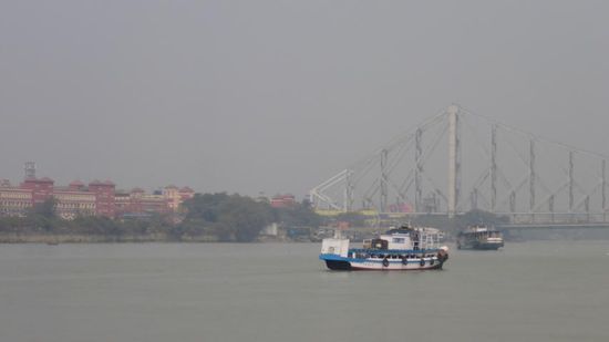Ein erster (verschwommener) Blick auf den Bahnhof Howrah und ein Teil der Howrah-Bridge.