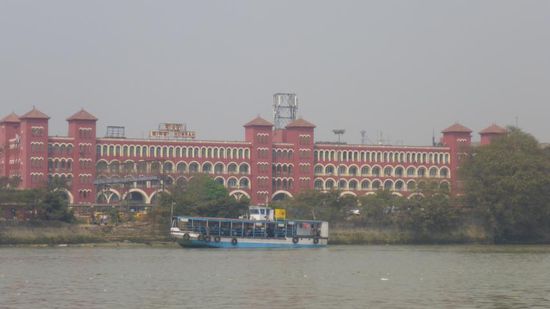 Das ist der Bahnhof Howrah, an diesem Bahnhof kommen und fahren fast allle Züge nach Mumbai und Delhi.