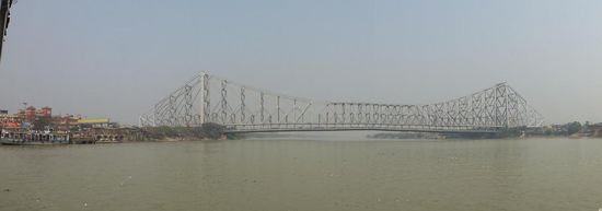 Anders als mit einem Panorama-Bild habe ich die 705 m lange Howrah-Bridge nicht draufbekommen