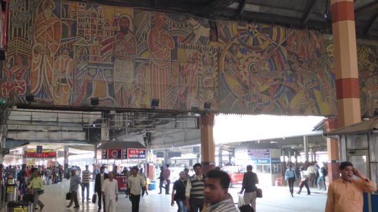 Im Bahnhof ein sehr schönes großes Wandgemälde, dass (im Gegesatz zu dem Duisburger Wandgemälde) nicht versteckt wird.