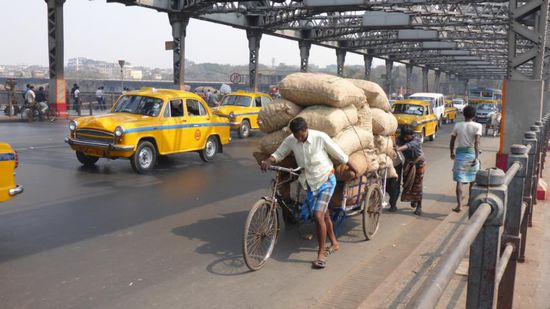 Dann über die Brücke, da wird ganz schön was transportiert.