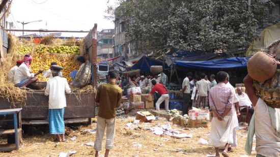 Das ist kein Müllwagen, hier ist der Obst- und Gemüsegroßmarkt, fast alles wird vom LKW runter verkauft oder direkt davor...