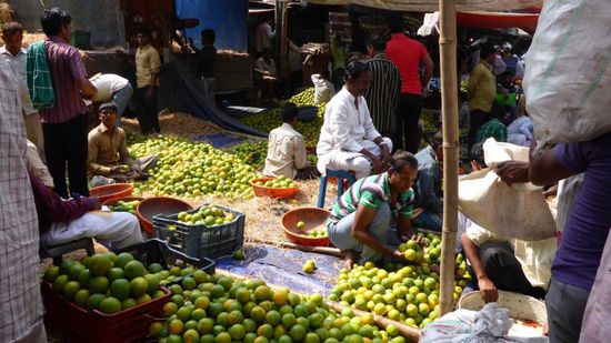 Der auf dem Stuhl hat irgendwas zu sagen, an jedem dieser "verteilstände saß einer auf einem Stuhl (auch auf dem letzten Bild zu sehen)
