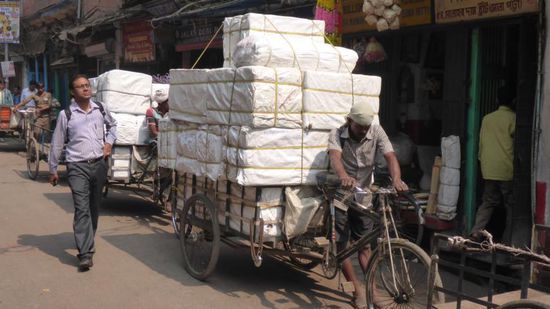 Dann war ich aus dem Viertel raus und hier waren wieder größere Transportunternehmen zugange.