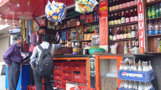 Danach erst mal an einem (zum Glück etwas abseits der Straße gelegenen) Stand etwas zum Durstlöschen besorgt.