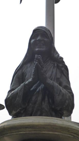 Und hier diese Frau gehe ich morgen besuchen (zumindest ihr Grab). Wer sie nicht erkennt : Mutter Teresa!