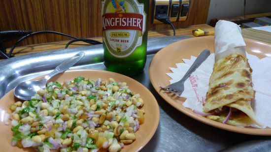 Und mit diesem "Gedeck" (Masala-Peanuts und Double Chicken Roll)  beende ich den Freitag.