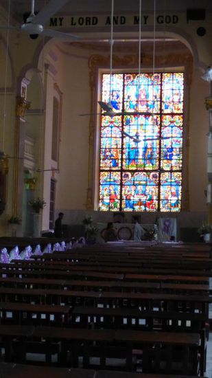 Von innen bis auf die bunten Fenster eher schlicht gehalten