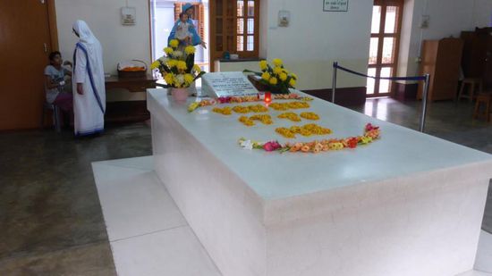 Das ist das Grab von Mutter Teresa und somit das einzige Foto aus dem "Motherhouse". Seltsamerweise sehr wenig Menschen hier.