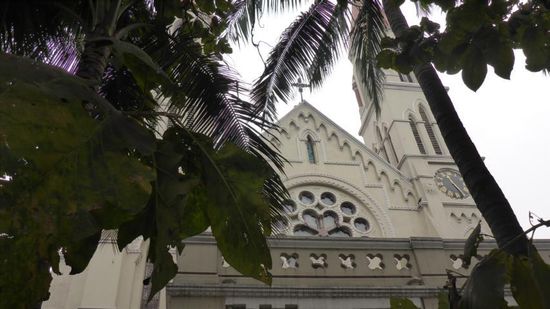 Auf der anderen Straßenseite gibt es dann noch diese Kirche und daneben eine Schule..