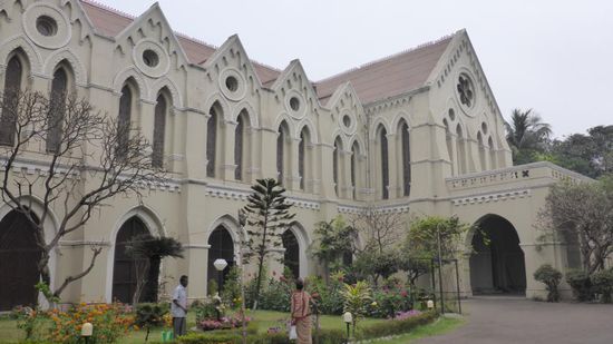 Der Eingang zur Kirche, alles sehr gepflegt..