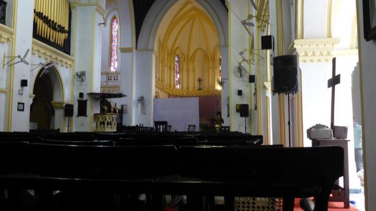 Und hier drin auch wieder alles sehr gepflegt, die Orgel ist allerdings kaputt, hat man mir erklärt (ich sah wohl so aus , als würde ich auf ein Orgelkonzert warten)