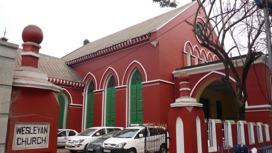 Vorbei an der Wesleyan Church...