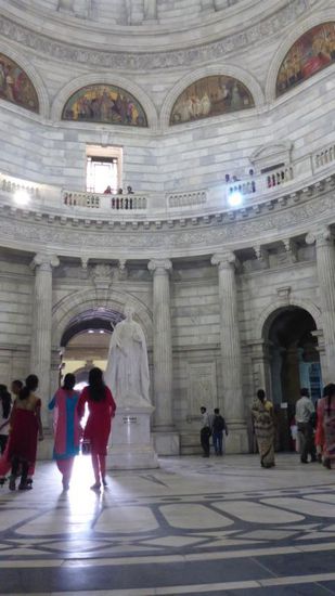 Das ist in dem Kuppelbau, mehr Fotos von innen gibt es nicht