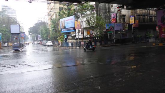 Sonntag sieht es so aus, eigentlich kein Tag für draussen, aber ich wollte ja noch zum Kalighat-Tempel, also raus in den Regen...