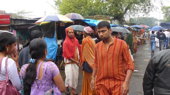 Es sind auch noch genügend wie ich ohne Regenschirm unterwegs, mache schauen zwar nicht besonders glücklich,...