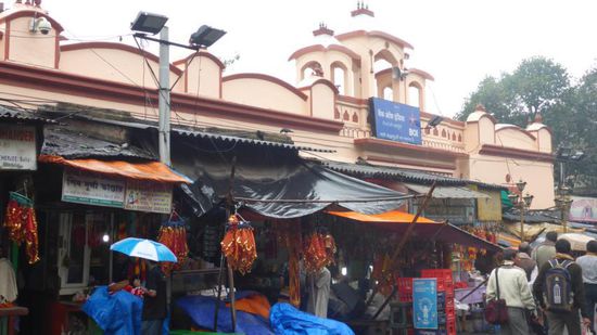 Und hier habe ich dann umgedreht, alle Schlepper haben heute wegen dem Regen hier ihre Zelte aufgeschlagen und auf ca. 10m versuchen mich 15 Schlepper in verscheidene Eingänge zu zerren, das brauche ich heute nicht, tschüß!