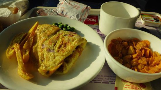 Gestartet wurde erst mal mit einem Frühstück, alles frisch hergestellt im Zug! Masala-Omlette, Corn-Flaces, Toast, Butter, Jam, Tea