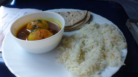 Und eh man sich versah, war gab es schon Mittagessen (Egg-Curry, Soup, Rice, Dal, Icecream, )