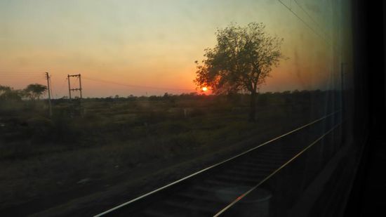 Sonnenuntergang , und dann waren wir (nach 26 Std. mit 5 MInuten Verspätung) am anderen Morgen in Mumbai.