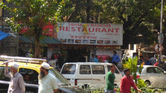 Mittags war ich dann mal wieder woanders essen, diesmal in dem Restaurant gegenüber dem Kino am Colaba Causeway , Testessen ist immer...