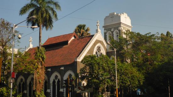 Am anderen Morgen habe ich eine der ersten Fähren genommen, da war es am Colaba-Causeway noch recht leer und man konnte so manches Schmuckstück entdecken, wie hier die Kirche z.B.