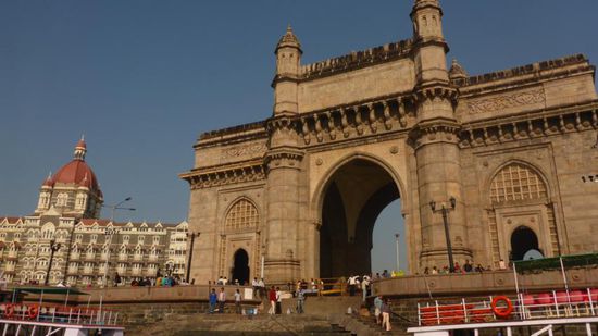 Gateway und Taj mal vom Wasser aus, bei strahlend blauem Himmel ging die einstündige Schifffahrt los.