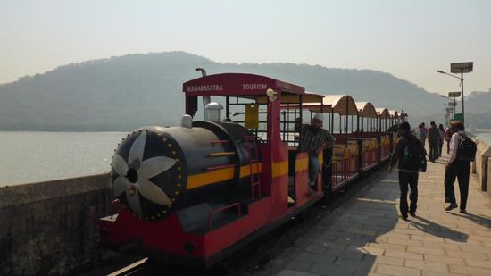 Und auf der Insel wartet schon die Inselbahn, ich laufe aber lieber..