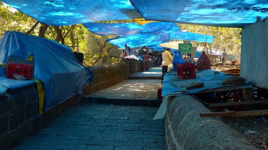 Und das ist der Weg nach oben, zum Glück sind noch nicht alle Händler wach, so komme ich relativ schnell zu den Höhlen.