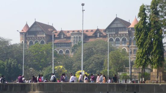 Und mit dem Blick auf den Bombay-Yacht-Club, den ich am Nachmittag vom Boot aus geniessen durfte, sage ich nun tastächlich Tschüß und bis bald in Deutschland!!!