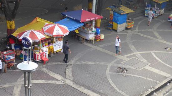 Die gibt es hier in Manila überall. meistens sind sie umlagert von Menschen. Vermutlich war ich - mal wieder- zu früh untewegs!