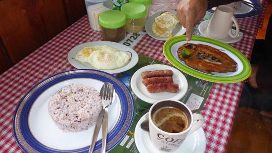 Das war unser Frühstück (nicht für mich alleine!): Spiegelei, Milkfish, Reis, Tapsilog und Kaffee.