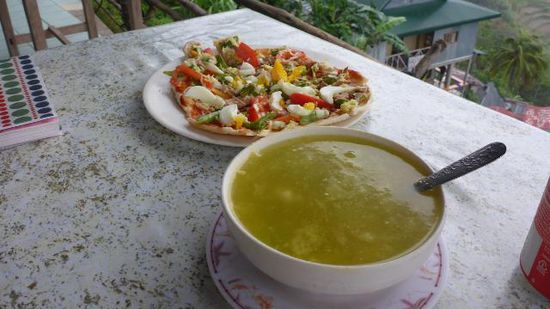...dann erwartetet uns am Batad-View-Point erst mal ein Mittagessen (Pizza für Denwil, Hühnersuppe für mich, KEIN BIER!!)