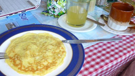 Heute wurde mal rein vegetarisch gestartet (ist für die Philippinen aber eher die Ausnahme), es gab Kartoffelpfannkuchen, Kaffee und einen frischen Saft.