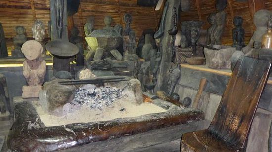 Die Feuerstelle könnte man gut zum kochen benutzen, aber der Stuhl war unbequem. Da hinten, wo die Figuren stehen, sind die Betten, schön hart.