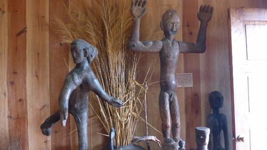 Dann waren wir schon im Skulpturenmuseum, da hat ein Amerikaner eine ganze Menge Zeug zusammengetragen und hier ein Museum eröffnet (etwas ausserhalb von Banaue, daher schlecht besucht - gut für mich).