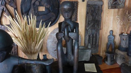 Ein Ifugao Bulul (Reisgott), dargestellt als Shamane bei der Untersuchung von Hühnerinnereien, daran konnte man erkenne, wie die Ernte wird..