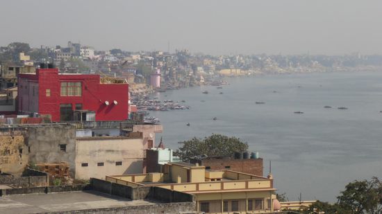 Der Blick vom Hotel auf die Ghats ist schon toll...