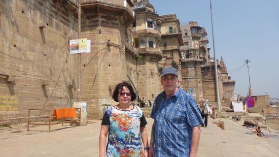 Im Hinetrgund kann man schon erkennen, wie alt Varanasi ist.