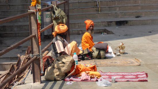 Die Sadhus sitzen überall herum..