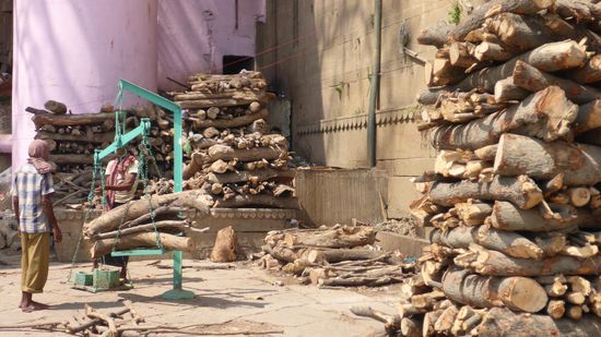 Einer der Holzverkaufsstände, wo die Angehörigen das Holz für die Verbrennungf kaufen (ca. 250 kg pro Bestattung)