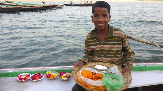 Vor der Bootefahrt verkauf der Kleine uns noch ein paar Schwimmkerzen (Opferkerzen)