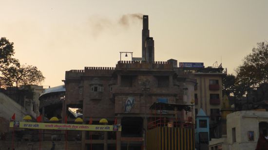 Das ist ein Krematorium am Harishandra Ghat, das kleiner der beiden Verbernnungsghats. Die Bestattung im Krematorium ist natürlich viel billiger als die mit dem Holzfeuer..
